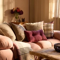 Lexington Buttoned Pillow, burgundy> Pyntepuder & Hynder