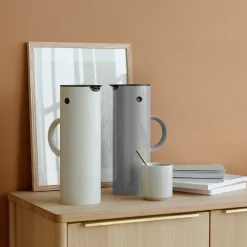 Discount Stelton EM77 termokande 1 L, sand