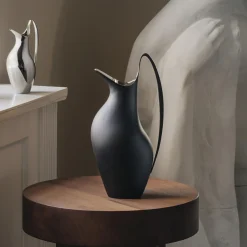 Georg Jensen Koppel kande 1,2 L, midnight black> Kander & Karafler