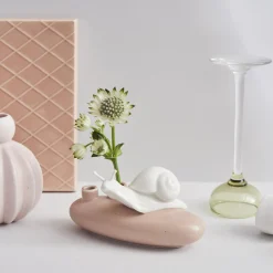 Dottir Nordic Design Sweet Stories Snail vase, rose> Vaser