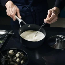 Fiskars Taiten kasserolle med låg 1,6 L> Gryder & Pander